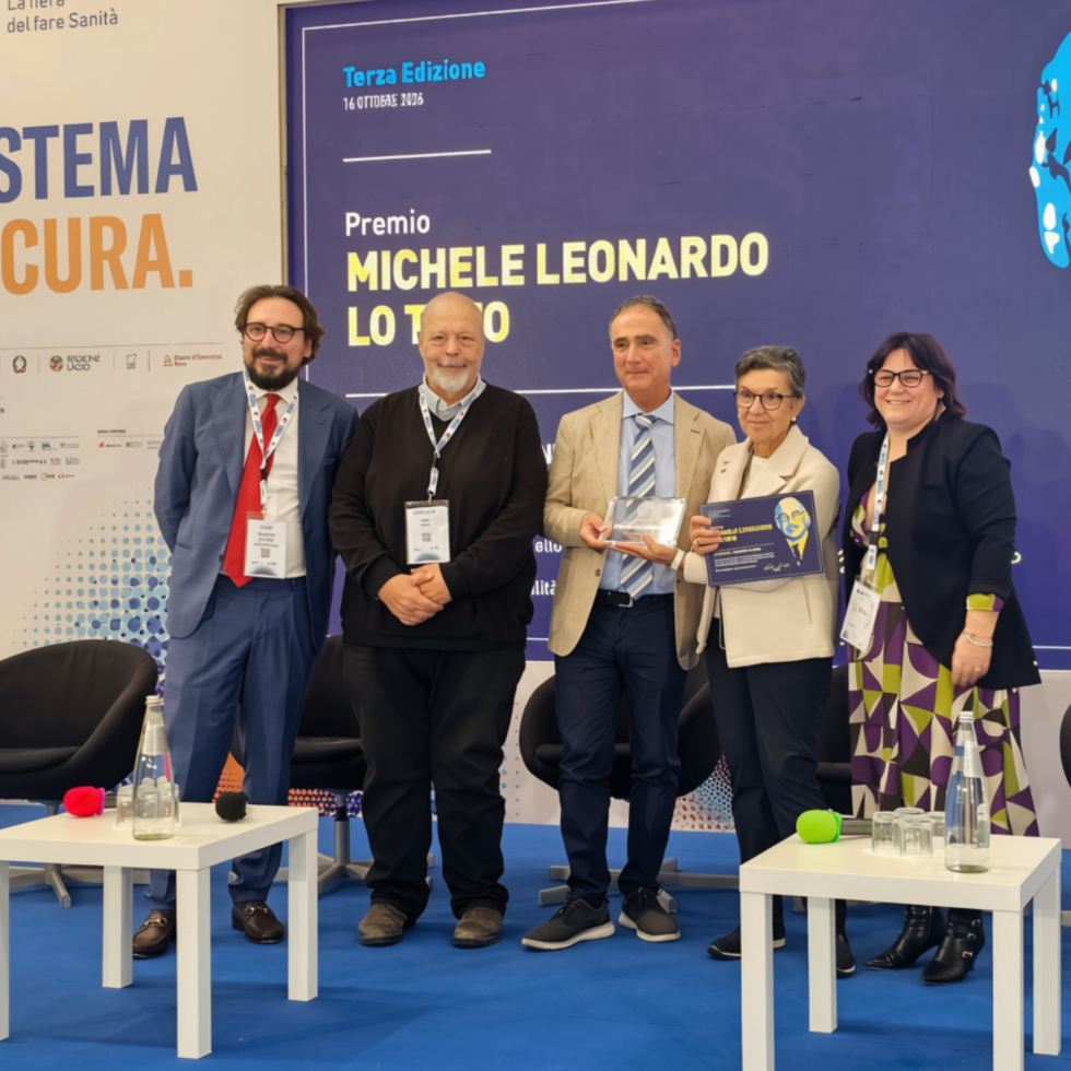 La consegna della targa e del trofeo del Premio Michele Leonardo Lo Tufo sul palco di Welfair 2026
